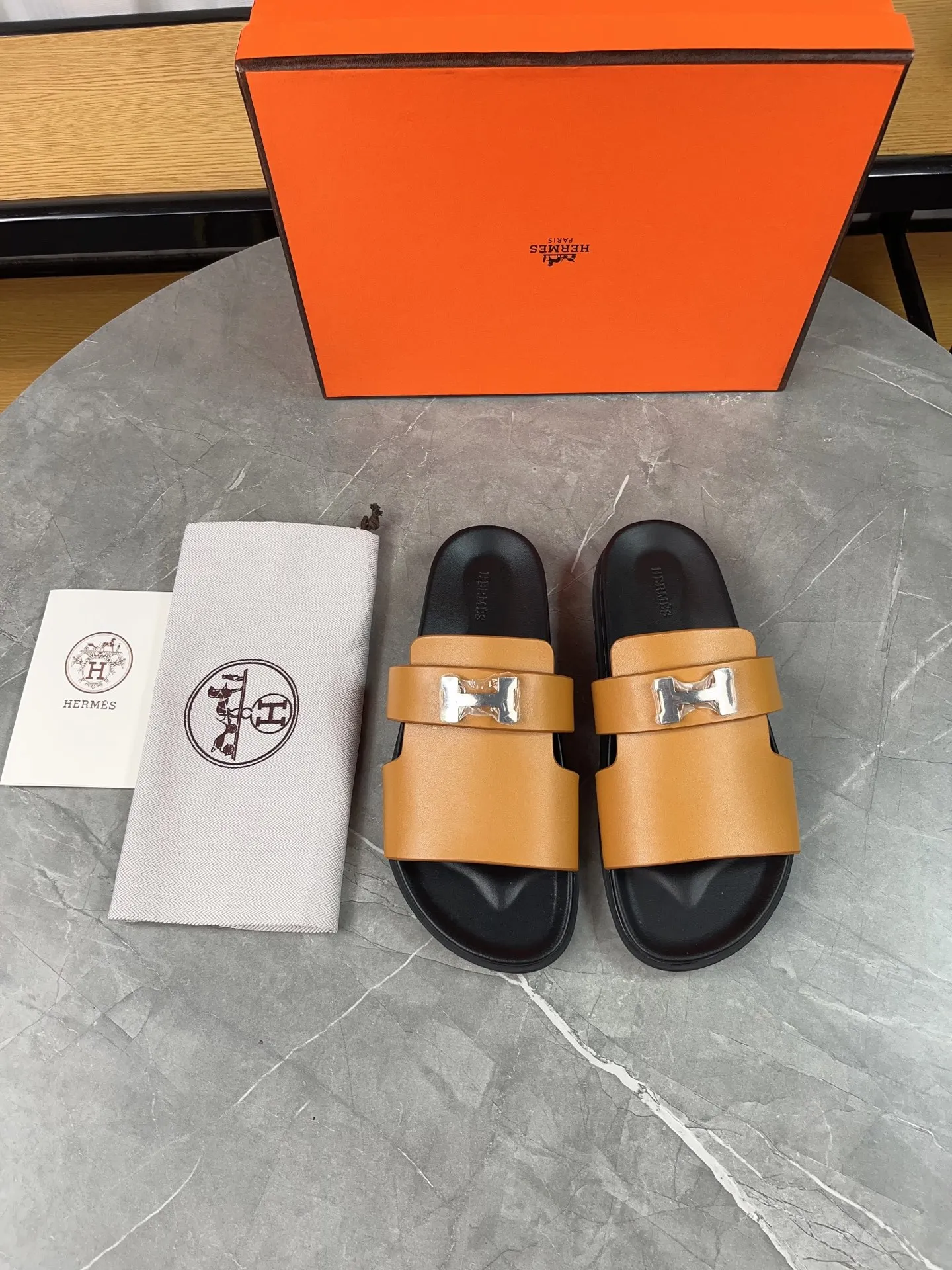 p440🐮🐮H family classic (couples) buckle slippers ✅ Hermes Hermes spring and summer sandals series! Classic style, always popular slippers - sandals, great with any combination! ! ! Upper: imported palmprint PU inner lining: imported mixed sheepskin Outsole: Tpu non-slip and wear-resistant outsole Female size: 35-40 (41 customized) Male size: 39-45 (39.45 customized)